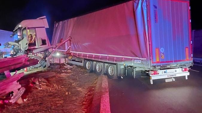 Nehody v noci zablokovaly dálnici D1, kamion prorazil svodidla